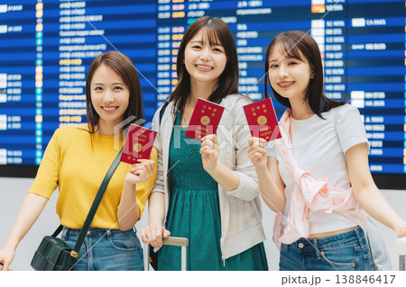 海外旅行をする空港の女性3人組 「撮影協力:関西国際空港(KIX)」 海外旅行をする空港の女性3人組 「撮影協力:関西国際空港(KIX)」 138846417