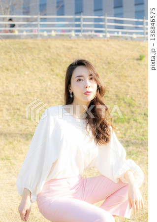 都会の公園を楽しむ若い女性 138846575