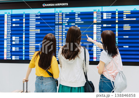 空港で電光掲示板を確認する女性3人組 「撮影協力:関西国際空港(KIX)」 空港で電光掲示板を確認する女性3人組 「撮影協力:関西国際空港(KIX)」 138846858
