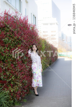 都会の公園を楽しむ女性 138846945