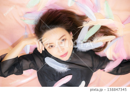 リラックスしている最中の若い女性 リラックスしている最中の若い女性 138847345
