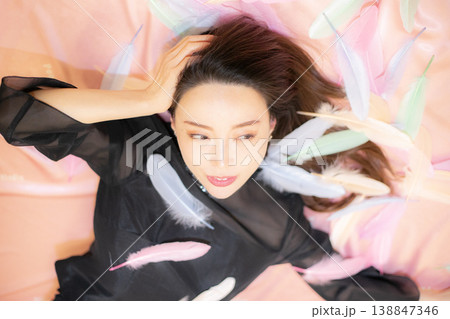 リラックスしている最中の若い女性 リラックスしている最中の若い女性 138847346