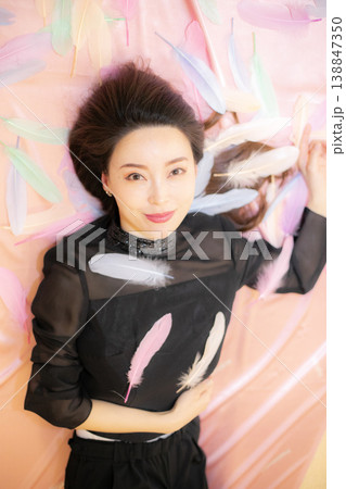 リラックスしている最中の若い女性 リラックスしている最中の若い女性 138847350