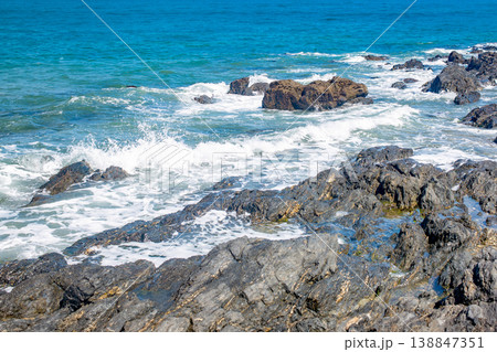 岩礁と波しぶき 138847351