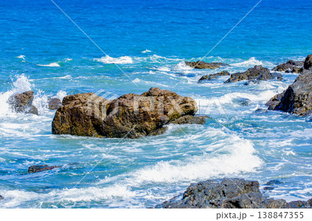 岩礁と波しぶき 138847355