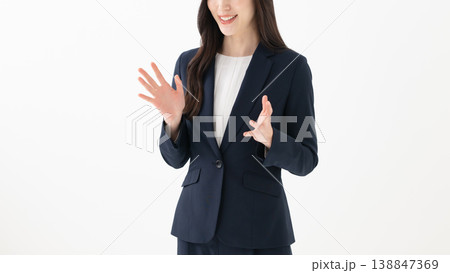 説明する女性 説明する女性 138847369