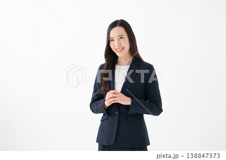 説明する女性 説明する女性 138847373