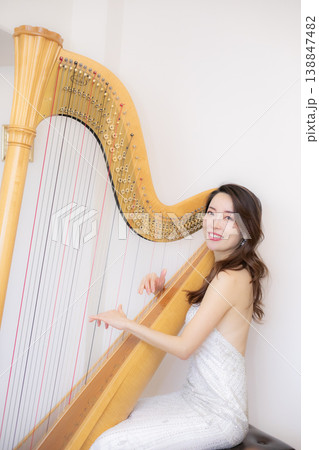 ハープ奏者の女性 138847482