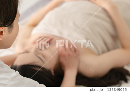 エステでマッサージを受ける女性 エステでマッサージを受ける女性 138849036