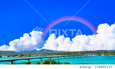 沖縄の美しいサンゴ礁の海と雲合成 138849137