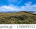 徳島剣山頂上　クマザサと展望デッキと四国山地 138849152