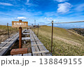 四国剣山頂上の遊歩道と案内看板 138849155