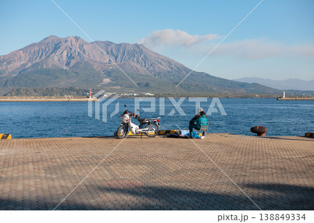 鹿児島港の堤防から望む桜島と夕方の海 鹿児島港の堤防から望む桜島と夕方の海 138849334
