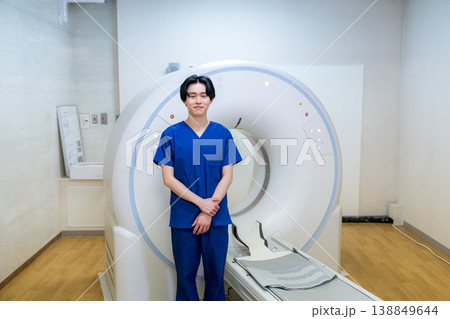病院で働く医療従事者 138849644