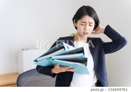 仕事で忙しいビジネスマン女性 仕事で忙しいビジネスマン女性 138849761