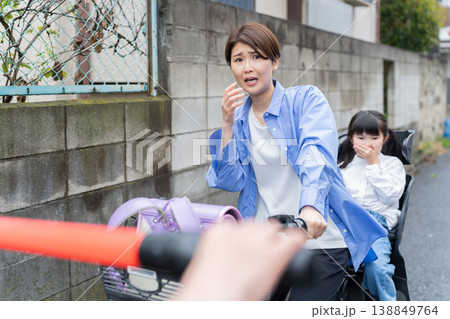小学生を乗せて二人乗りする自転車・交通違反 小学生を乗せて二人乗りする自転車・交通違反 138849764