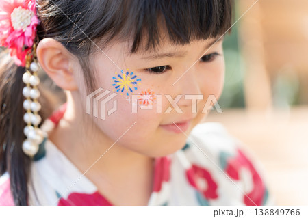 フェイスペイントをしている浴衣の女の子 138849766