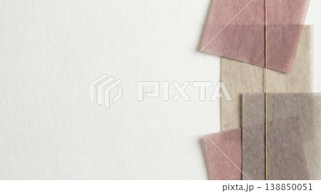 白い背景に重ねられた透け感のある和紙と金の線の背景素材 138850051