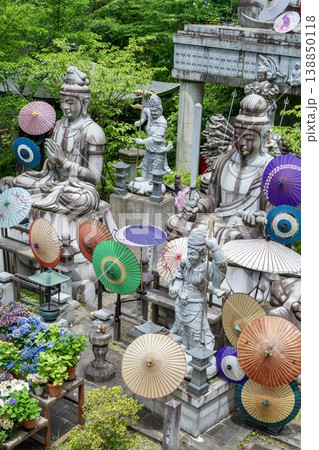 和傘と仏像が並ぶ日本の壷坂寺の紫陽花風景 138850118