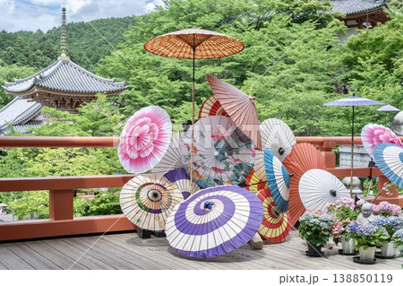 和傘が並ぶ日本の壷坂寺の初夏の風景 和傘が並ぶ日本の壷坂寺の初夏の風景 138850119