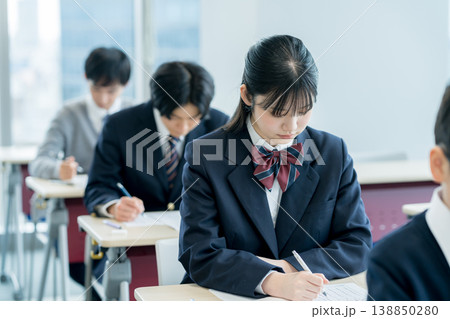 試験を受ける学生たち 試験を受ける学生たち 138850280