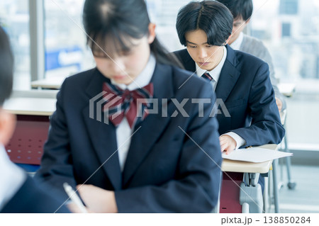 試験を受ける学生たち 138850284