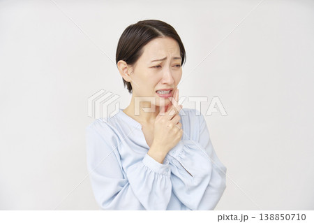 40代の女性　虫歯　白背景 138850710
