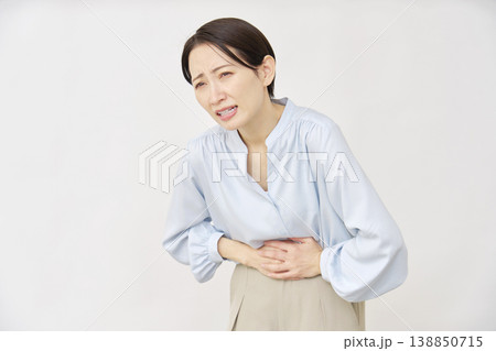 40代の女性 腹痛 白背景 40代の女性 腹痛 白背景 138850715