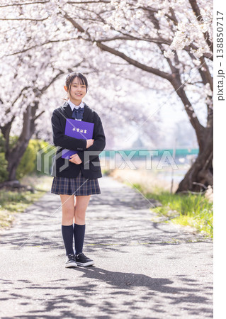 桜の下で卒業証書を持つ制服の女の子 桜の下で卒業証書を持つ制服の女の子 138850717