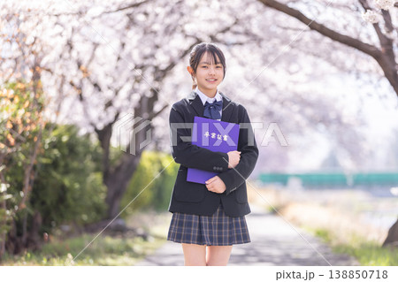 桜の前で卒業証書を持つ制服の女の子 桜の前で卒業証書を持つ制服の女の子 138850718