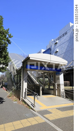 ゆりかもめの芝浦ふ頭駅、1A出口でエスカレーターが設置 ゆりかもめの芝浦ふ頭駅、1A出口でエスカレーターが設置 138851044