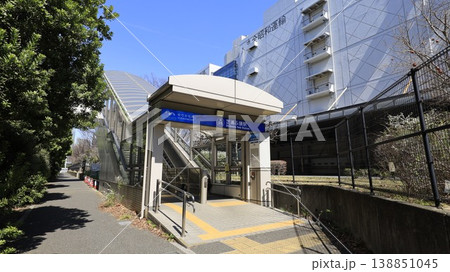 ゆりかもめの芝浦ふ頭駅、1A出口でエスカレーターが設置 ゆりかもめの芝浦ふ頭駅、1A出口でエスカレーターが設置 138851045