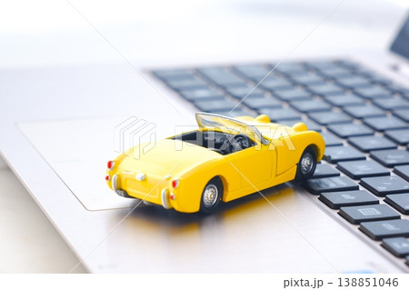 仕事から離れて、ふたり乗りのオープンカーで、自由なドライブ旅行に出発するイメージ画像 138851046