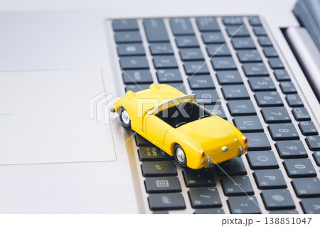 仕事から離れて、ふたり乗りのオープンカーで、自由なドライブ旅行に出発するイメージ画像 138851047
