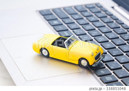 仕事から離れて、ふたり乗りのオープンカーで、自由なドライブ旅行に出発するイメージ画像 仕事から離れて、ふたり乗りのオープンカーで、自由なドライブ旅行に出発するイメージ画像 138851048