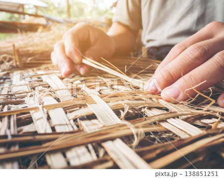 ラタン（籐）でカゴを編む伝統的な手仕事 138851251