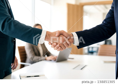 握手するビジネスマンたち 138851305