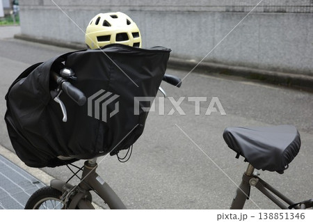 子供乗せ自転車とヘルメットを着用した子供 138851346