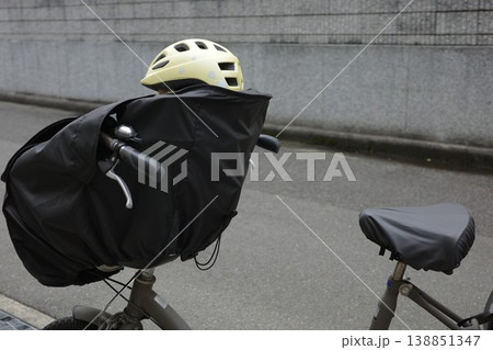 黄色いヘルメットをかぶった子供を乗せた送迎用自転車 黄色いヘルメットをかぶった子供を乗せた送迎用自転車 138851347