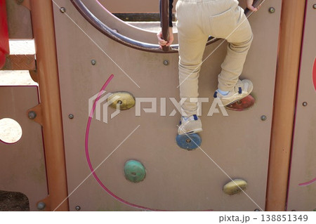 公園のボルダリング遊具で遊ぶ子供の後ろ姿 公園のボルダリング遊具で遊ぶ子供の後ろ姿 138851349