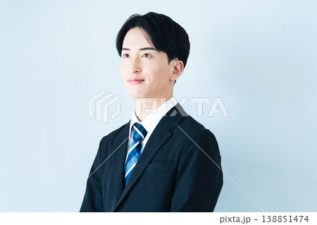 スーツを着た男性のポートレート 138851474