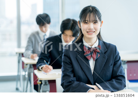 試験を受ける学生たち 138851604