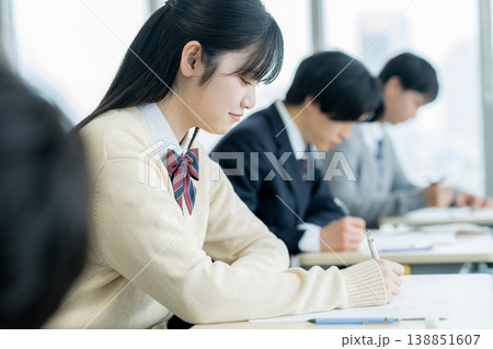試験を受ける学生たち 試験を受ける学生たち 138851607