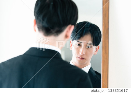 鏡の前で身だしなみを整えるスーツ姿の男性 鏡の前で身だしなみを整えるスーツ姿の男性 138851617