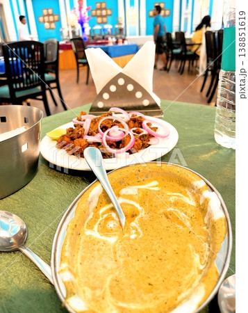 インドの宮殿ホテルで提供される本場のバターチキンカレーとケバブ インドの宮殿ホテルで提供される本場のバターチキンカレーとケバブ 138851619