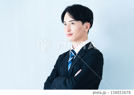 スーツを着た若い男性 スーツを着た若い男性 138851678