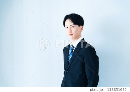 スーツを着た若い男性 スーツを着た若い男性 138851682