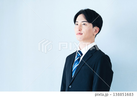 スーツを着た若い男性 スーツを着た若い男性 138851683