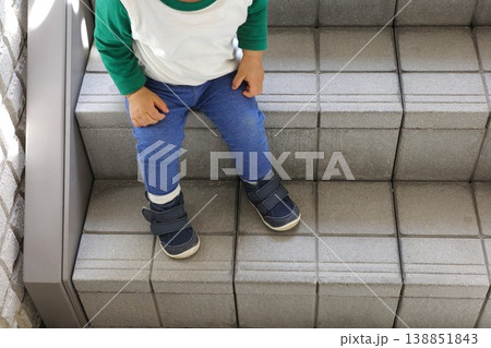 外の石の階段に座って休憩する子供の足元 外の石の階段に座って休憩する子供の足元 138851843