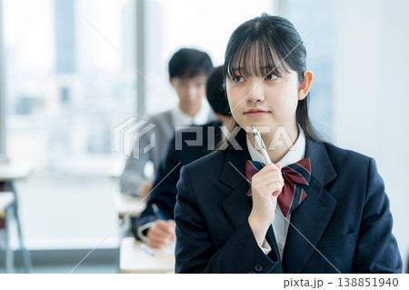 授業を受ける学生たち 授業を受ける学生たち 138851940